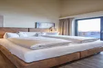 modernes Schlafzimmer mit einem großen Bett und natürlichem Licht