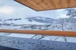 Schneelandschaft vom Holzbalkon aus gesehen