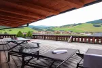Terasse mit Blick auf Hügel und Möbel im Freien