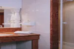 Elegantes Badezimmer mit Waschbecken und Dusche