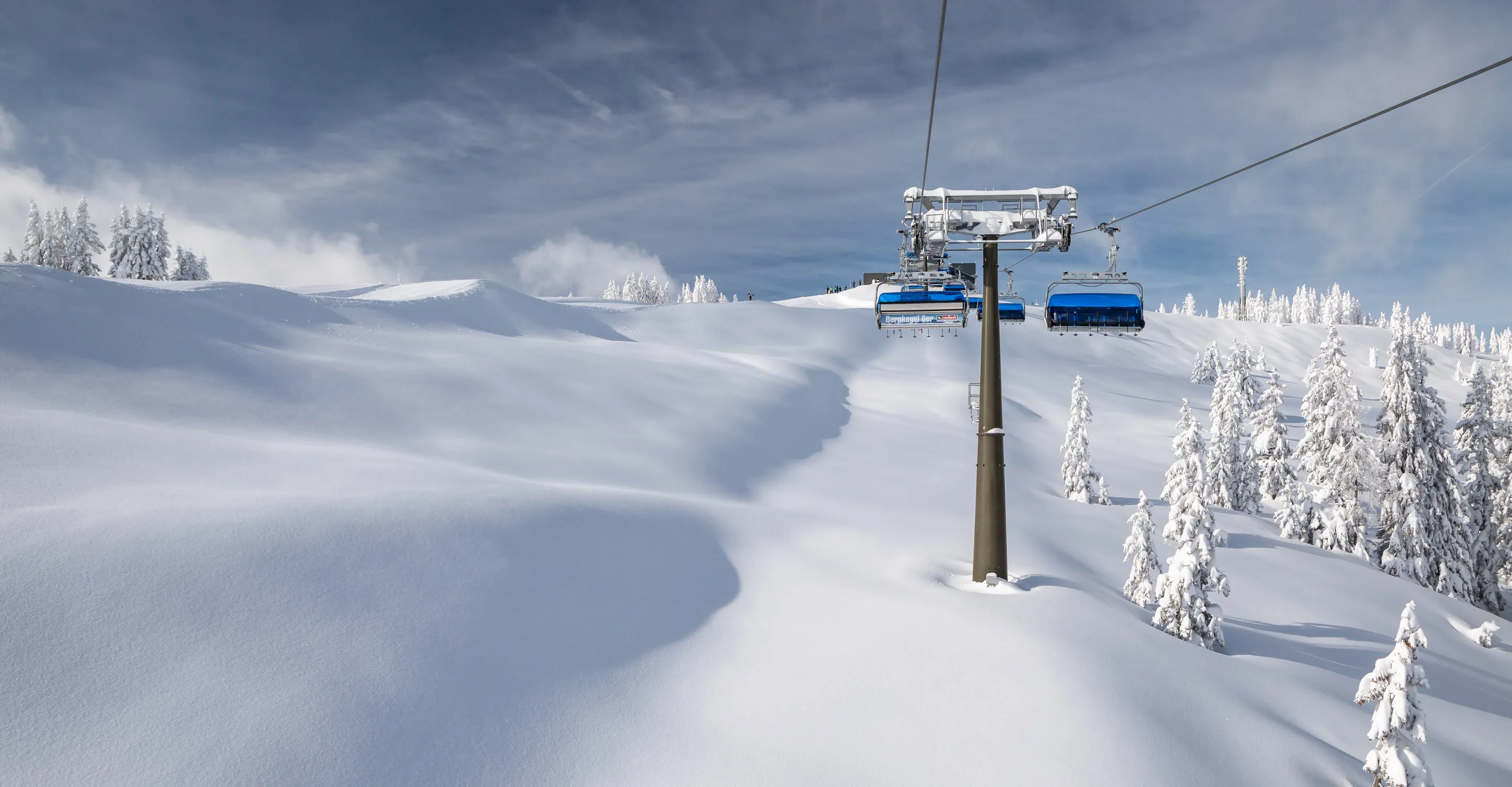 Schneebedeckte Landschaft mit Skilift in Saalbach-Hinterglemm