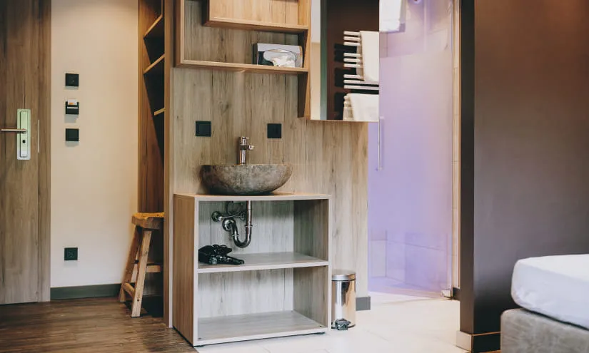 modernes Badezimmer mit Waschbecken und offener Dusche