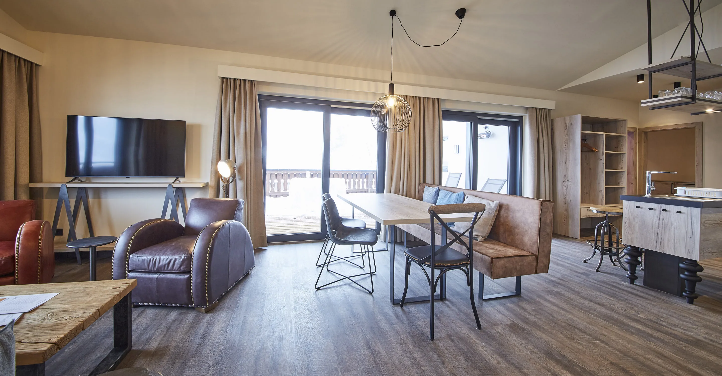 modernes Wohnzimmer mit Fernseher, Esstisch und Sitzgelegenheiten