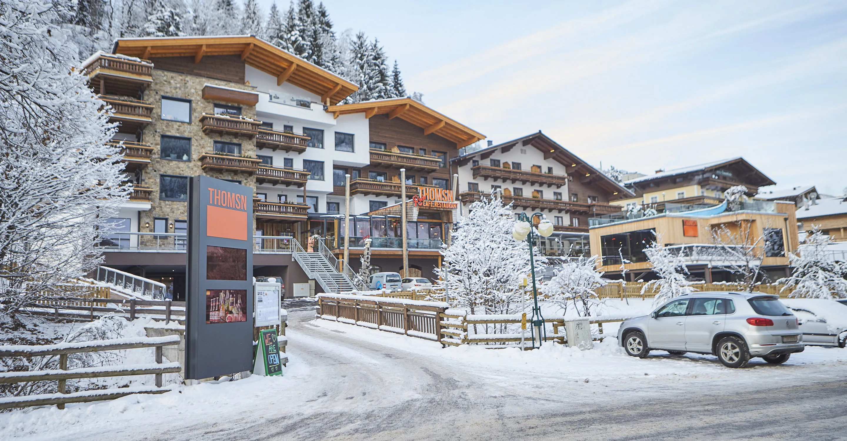 Winterlandschaft mit einem Hotel und verschneiten Bäumen