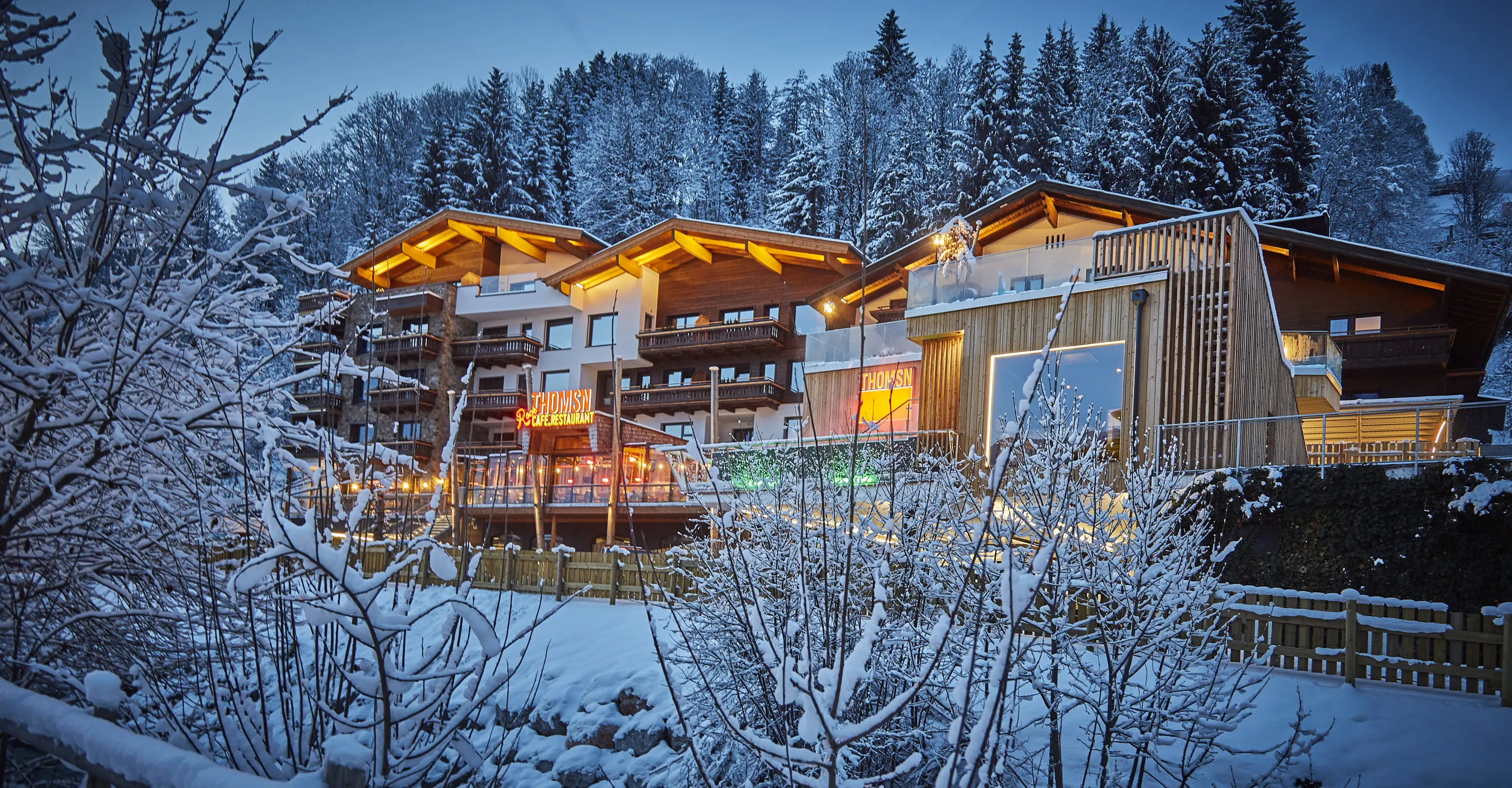 Verschneite Gebäude in einer Winterlandschaft bei Dämmerung