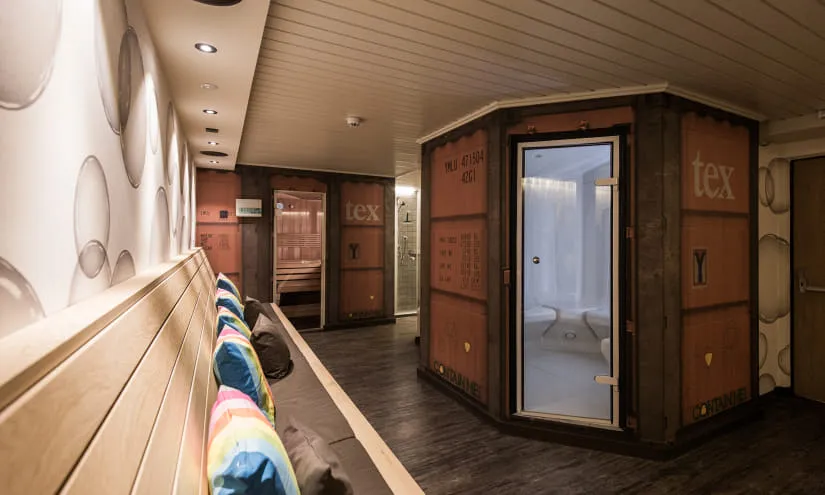 Wellnessbereich mit Saunen und Ruhebänken im THOMSN Alpiner Rock Hotel.