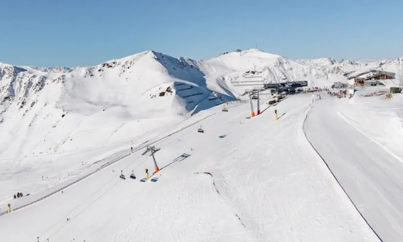 Panoramablick auf schneebedeckte Berge und Skilifte