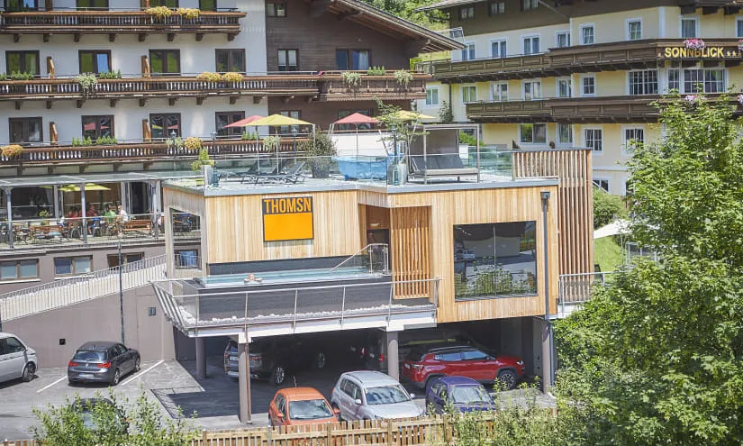Modernes Holzgebäude mit Terrassen und Parkplätzen