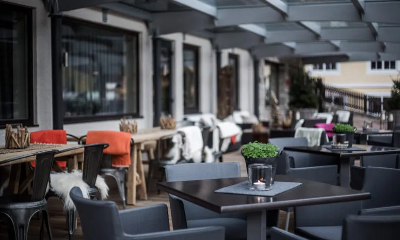 Terrasse des THOMSN Alpiner Rock Hotel mit Sitzbereichen