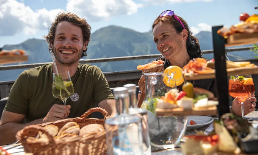 Lächelnde Personen bei einem Essen in Saalbach.