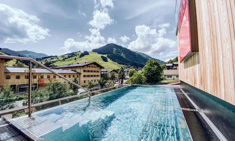 Pool mit Bergblick und klarer Himmel