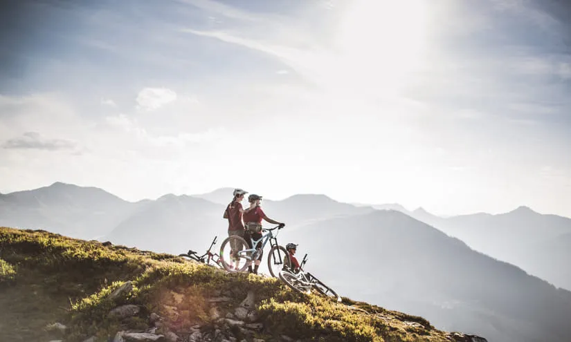 Radfahrer auf dem Hacklbergtrail mit Berglandschaft im Hintergrund